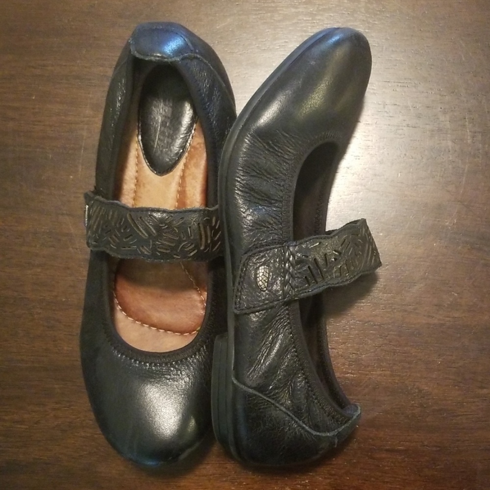 Leather Earth ballet flats